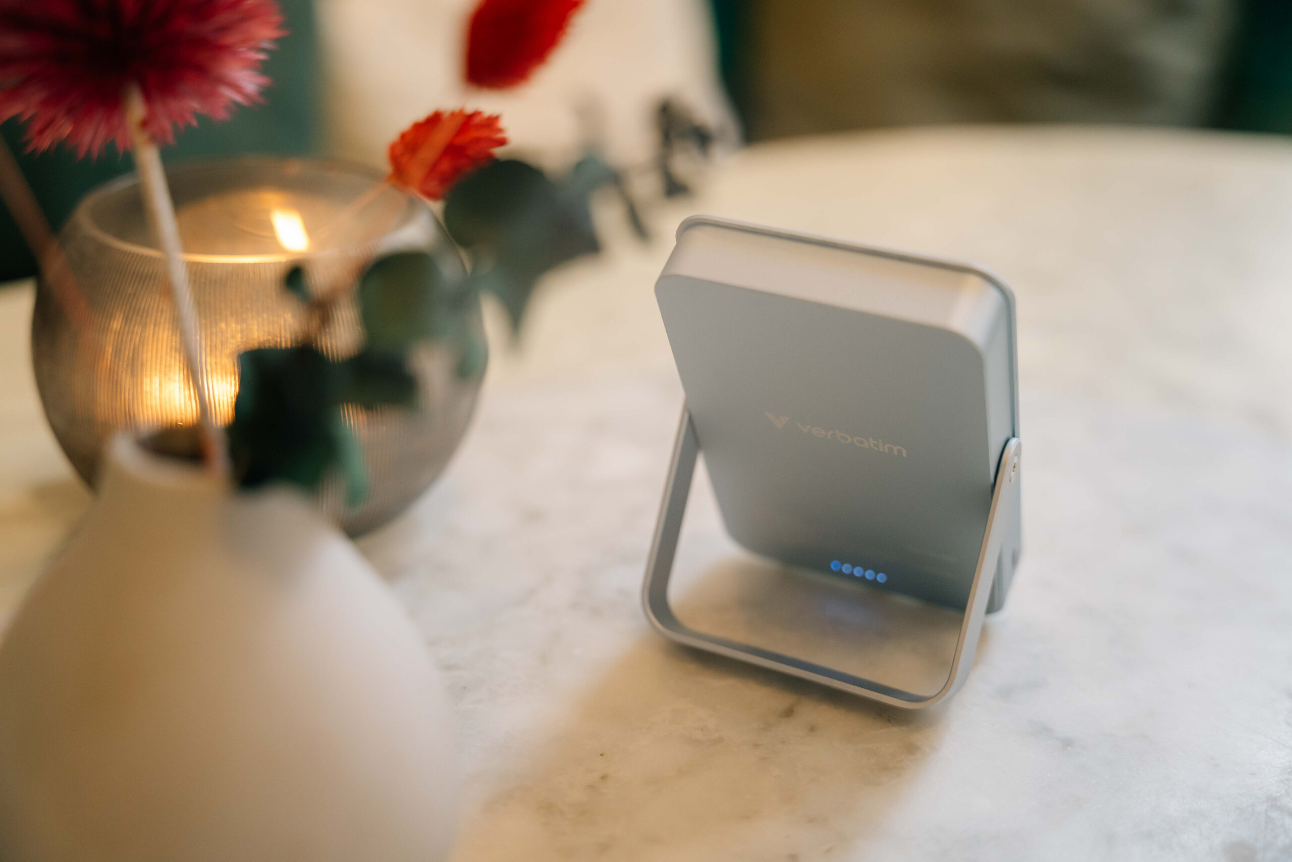 Verbatim Charge ´n´ Go Magnetic Wireless Power Bank with stand - 10000 mAh Black