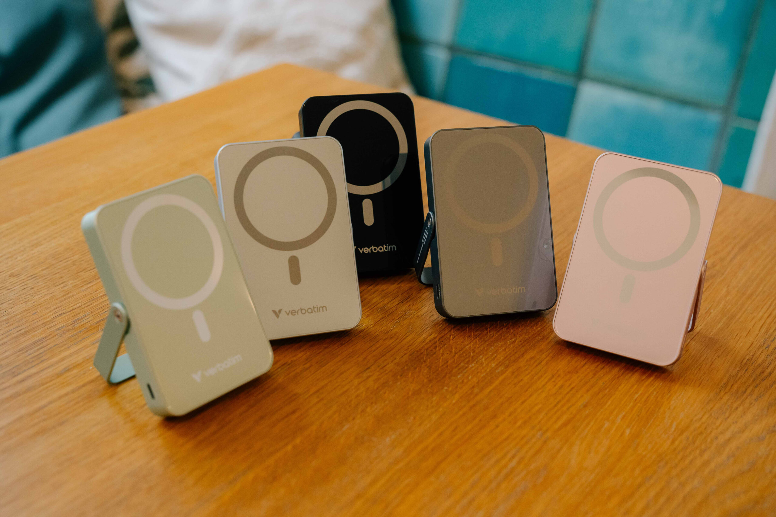 Verbatim Charge ´n´ Go Magnetic Wireless Power Bank with stand - 10000 mAh Black