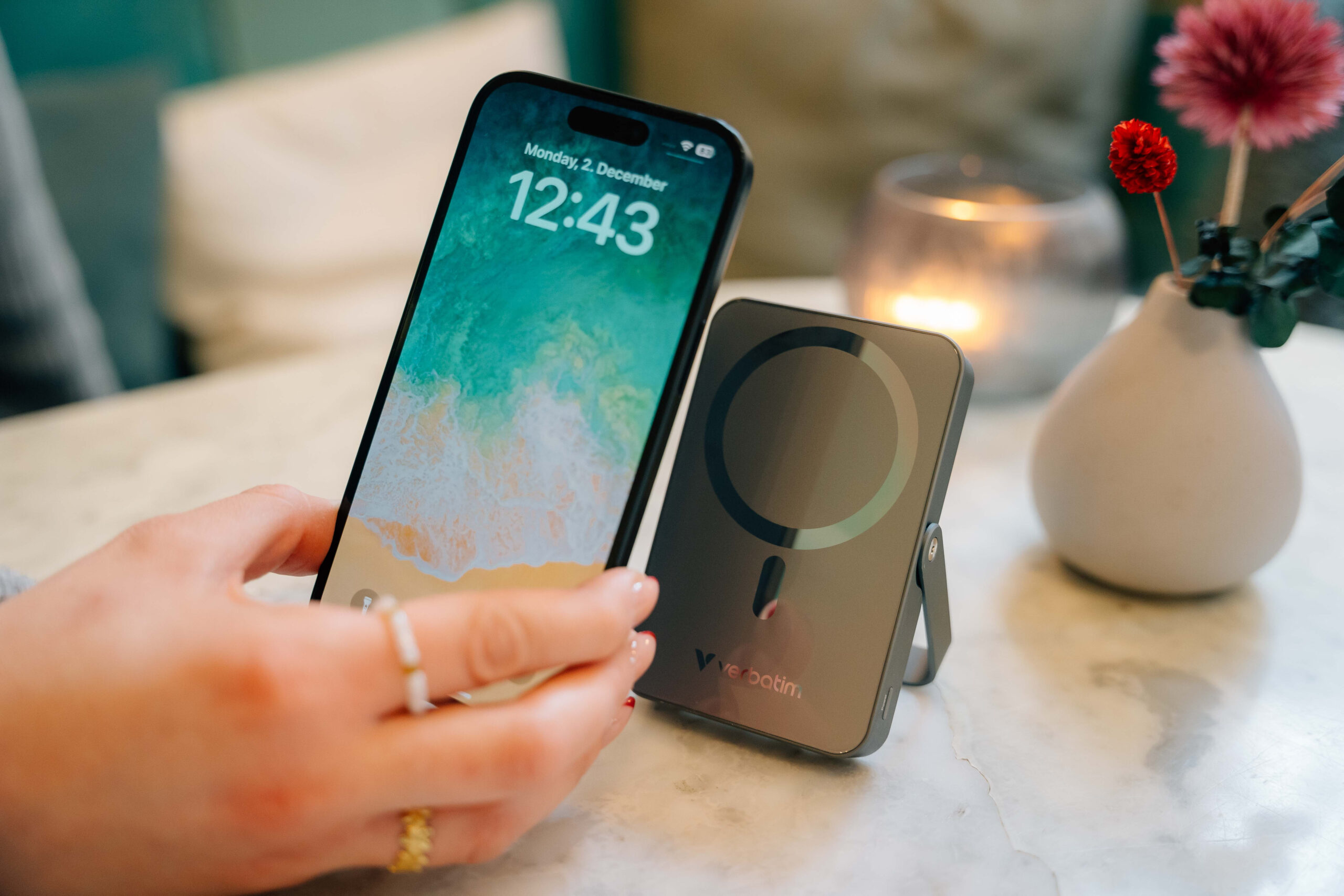 Verbatim Charge ´n´ Go Magnetic Wireless Power Bank with stand - 10000 mAh Grey