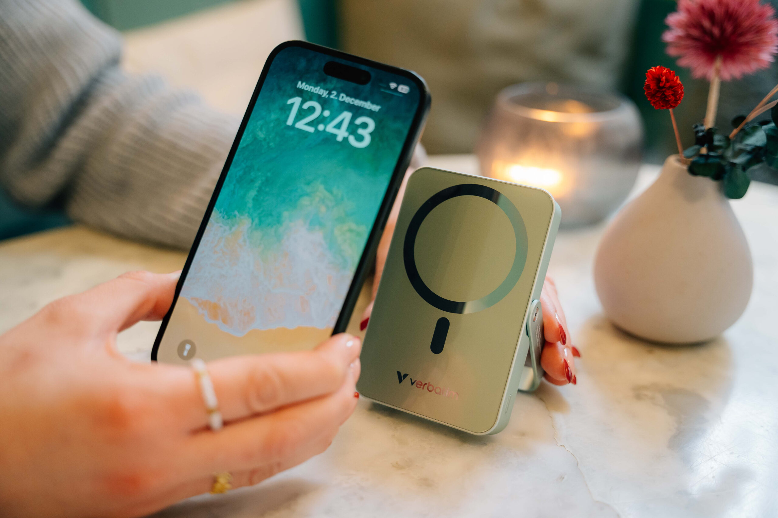 Verbatim Charge ´n´ Go Magnetic Wireless Power Bank with stand - 10000 mAh Black