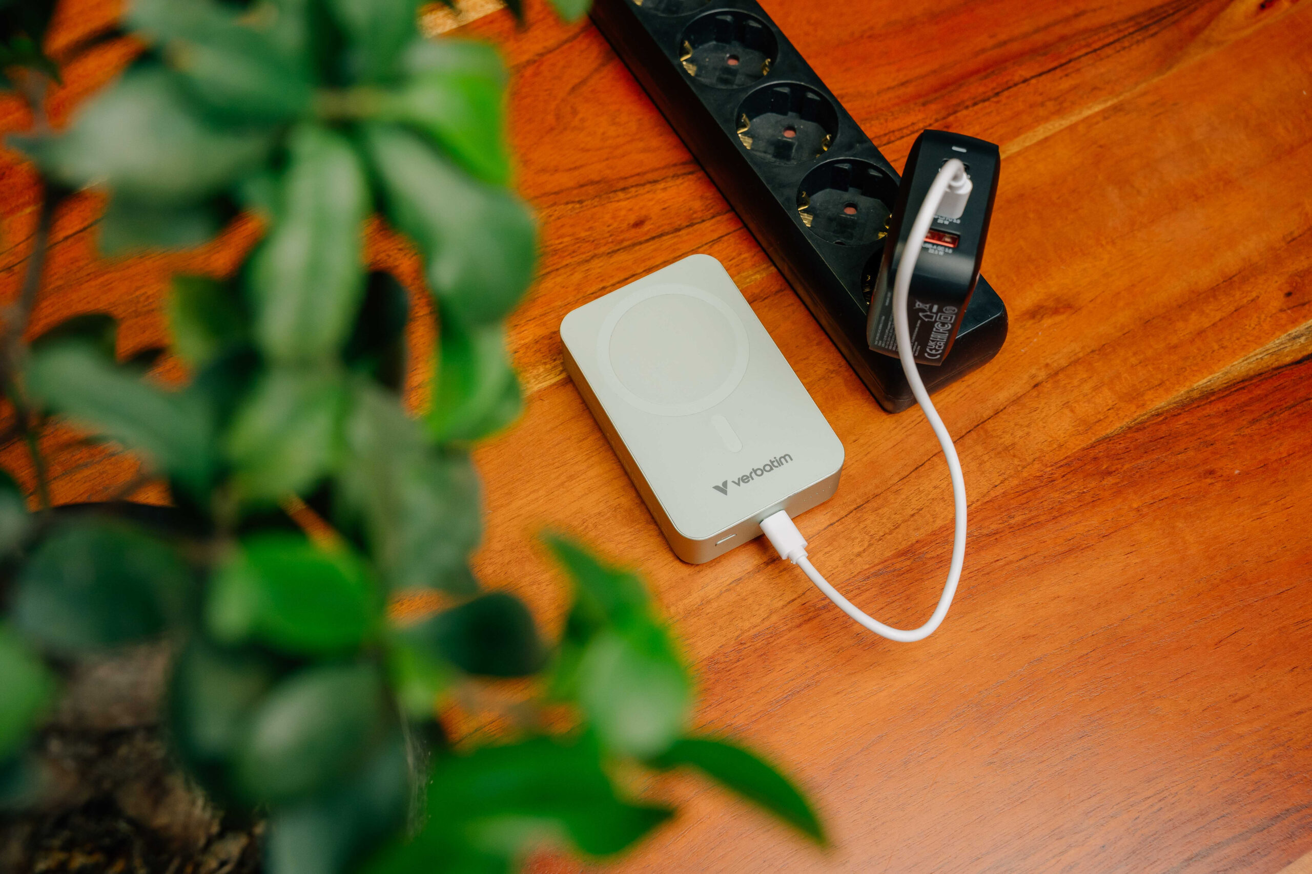 Verbatim Charge ´n´ Go Essentials Magnetic Wireless Power Bank 20000 mAh Green