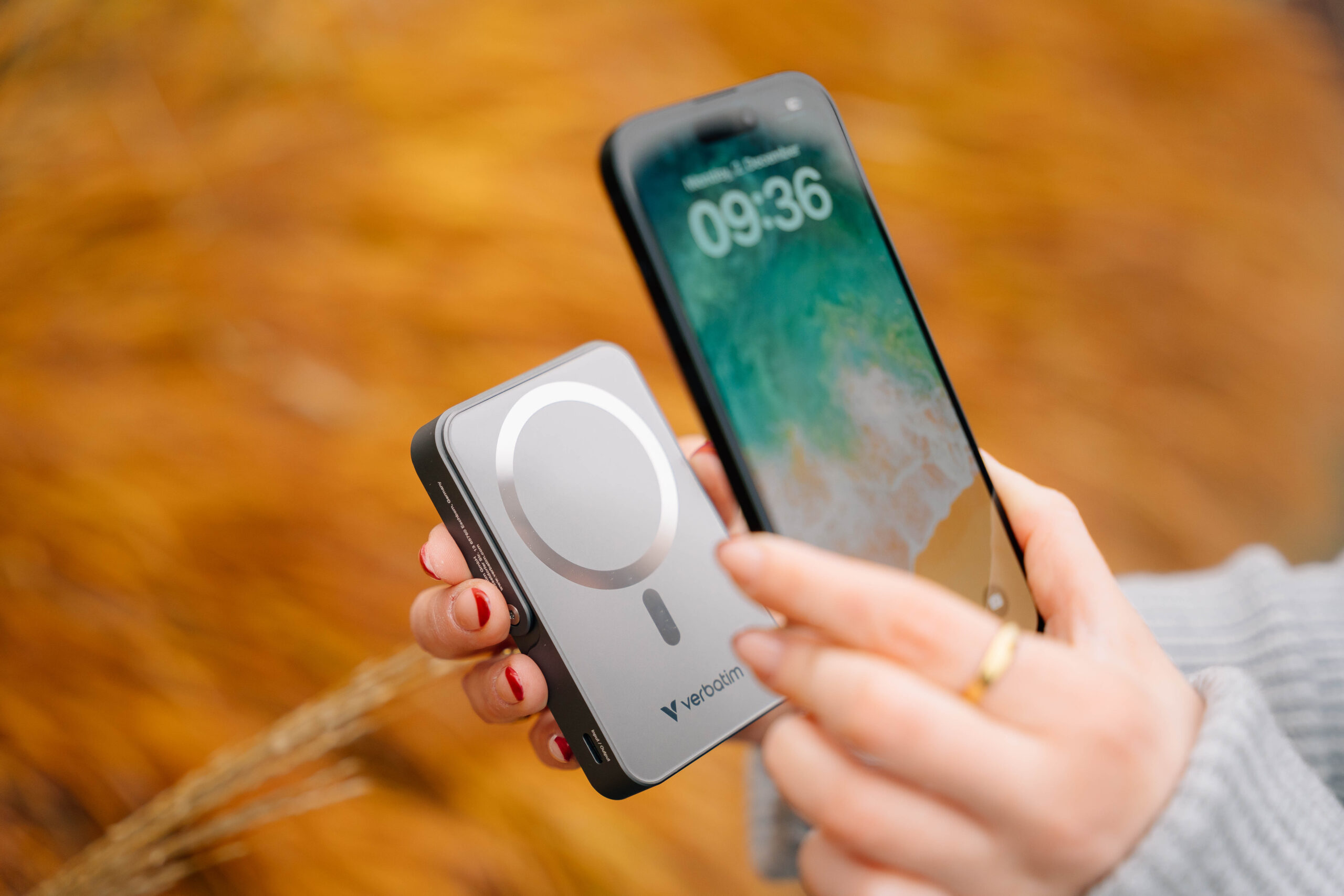 Verbatim Charge ´n´ Go Magnetic Wireless Power Bank with stand - 10000 mAh Grey