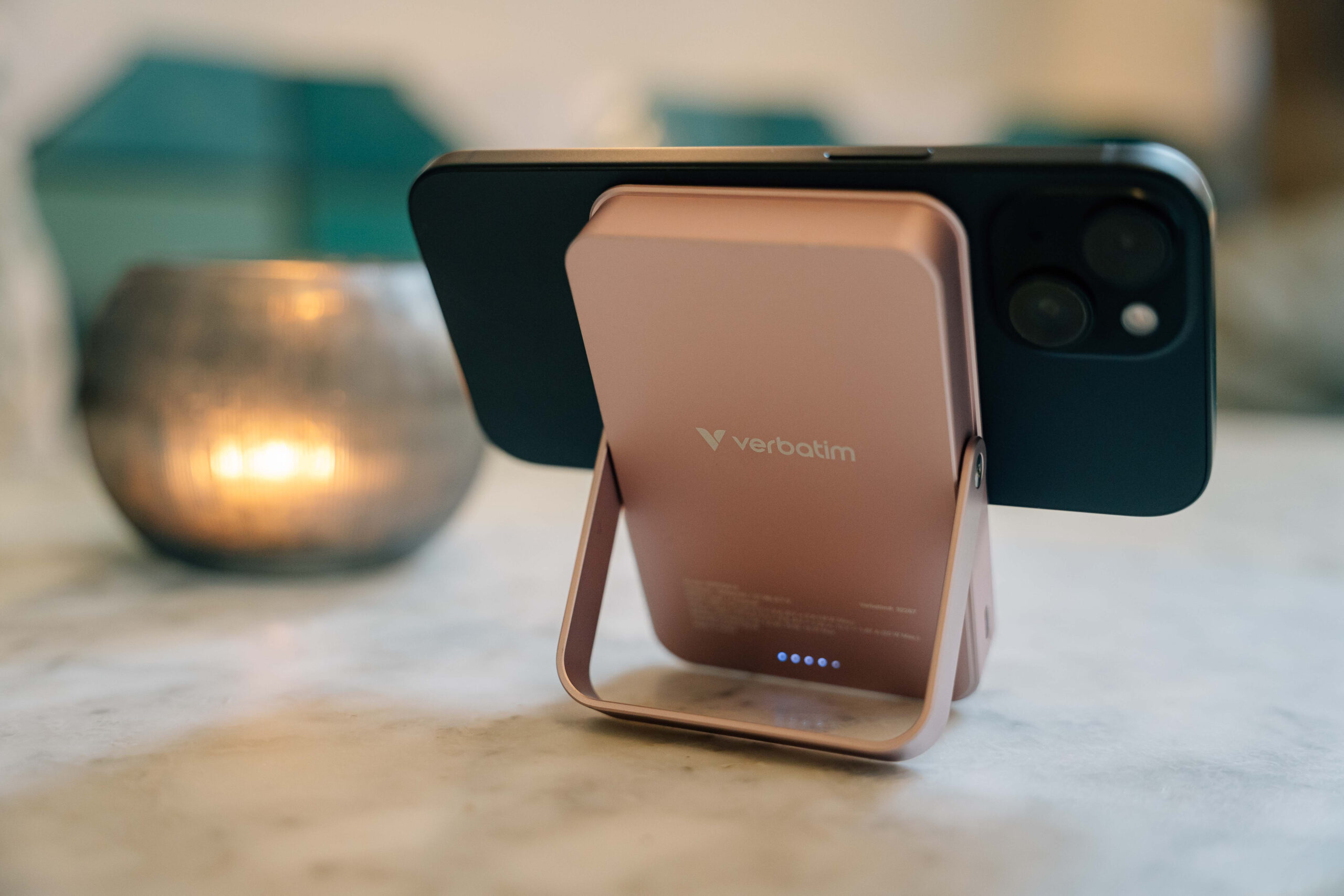 Verbatim Charge ´n´ Go Magnetic Wireless Power Bank with stand - 10000 mAh Black